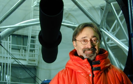 Les travaux de recherche de Jean-René Roy l'ont amené à utiliser de grands télescopes étrangers, notamment celui de l'Observatoire Gemini à Hawaï.