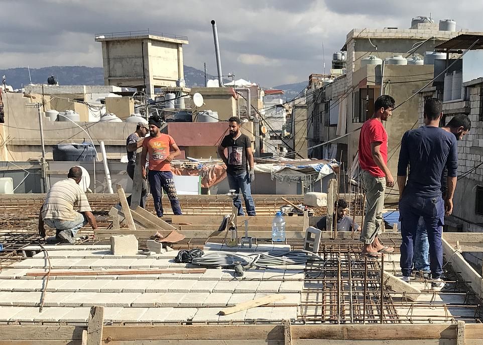 De nombreux Syriens en exil ont posé leurs valises dans le camp de Chatila, en banlieue de Beyrouth, où ils travaillent dans la construction ou le commerce.