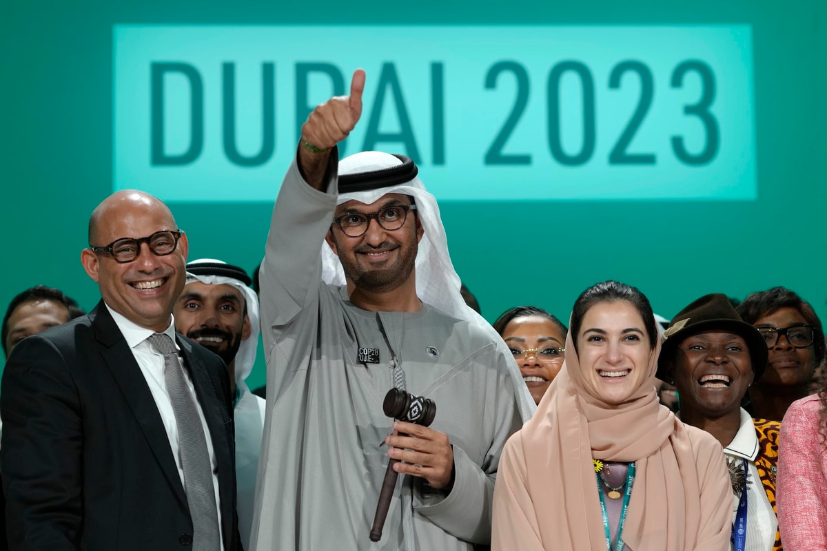 Le chef des Nations Unies pour le climat, Simon Stiell, le président de la COP28, Sultan al-Jaber, et Hana Al-Hashimi, négociatrice en chef de la COP28 pour les Émirats arabes unis, posent pour des photos à la fin du sommet des Nations Unies sur le climat de la COP28, mercredi 13 décembre 2023, à Dubaï, dans les Émirats arabes unis.