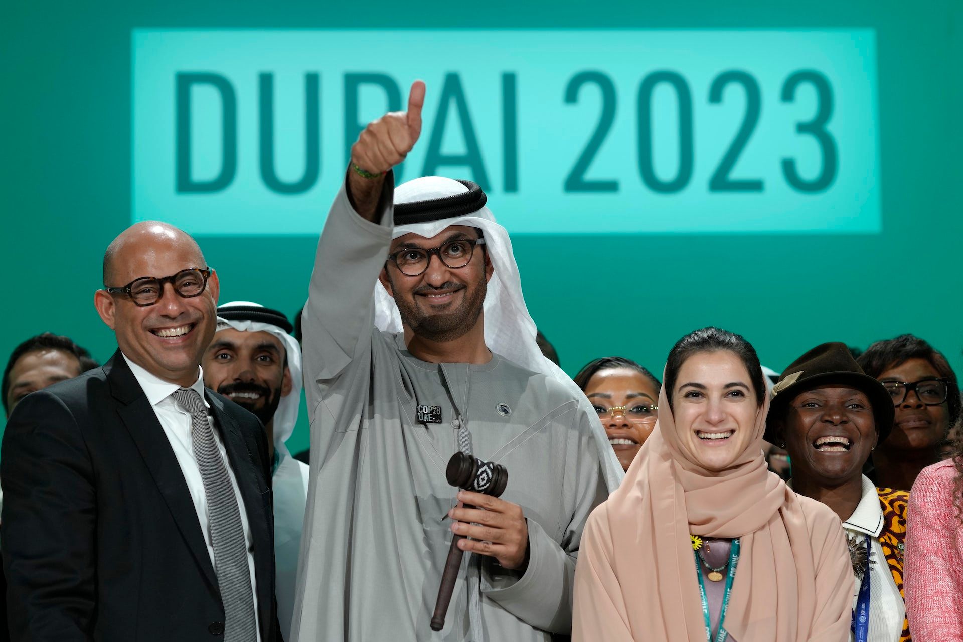 <p>Le chef des Nations Unies pour le climat, Simon Stiell, le président de la COP28, Sultan al-Jaber, et Hana Al-Hashimi, négociatrice en chef de la COP28 pour les Émirats arabes unis, posent pour des photos à la fin du sommet des Nations Unies sur le climat de la COP28, mercredi 13 décembre 2023, à Dubaï, dans les Émirats arabes unis. </p>