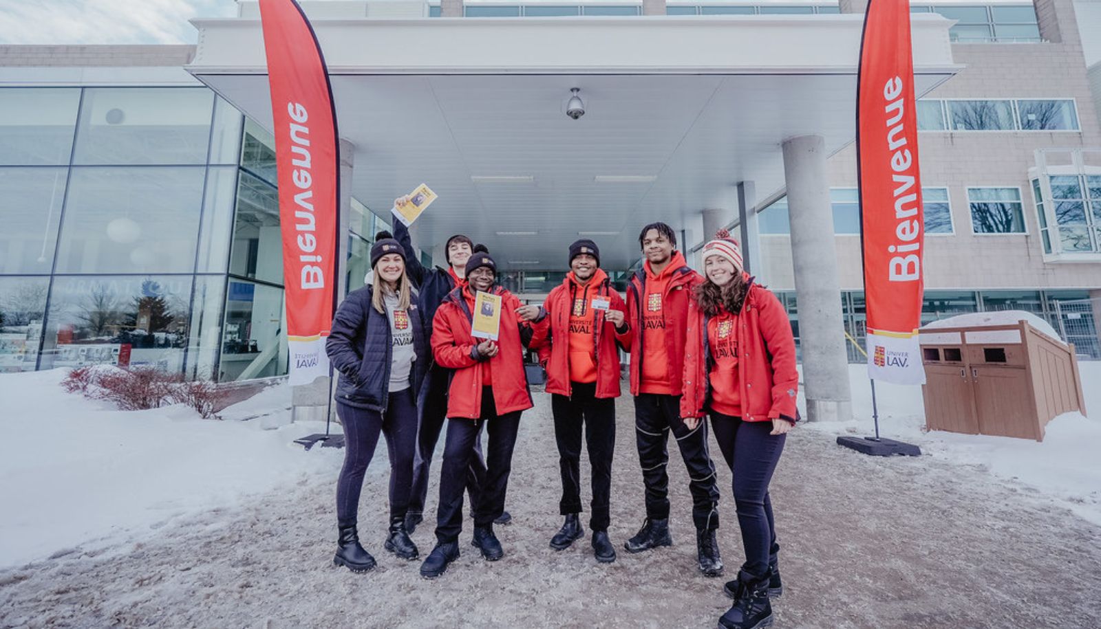 Des étudiantes ambassadrices et étudiants ambassadeurs de la journée Portes ouvertes d’hiver 2025 (de gauche à droite): Andréanne Beaulieu, Isaac Pageau, Kouame Landry Nzi, Billy Pierre, Christophe Melyk et Coralie Deslauriers