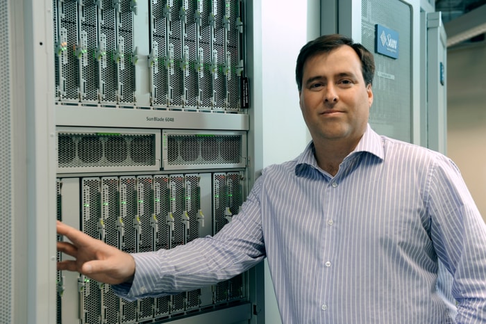 <p>Le titulaire de la Chaire de recherche industrielle CRSNG-Elekta en technologies biomédicales pour la curiethérapie, Luc Beaulieu, en compagnie d'étudiants et de collaborateurs.</p>