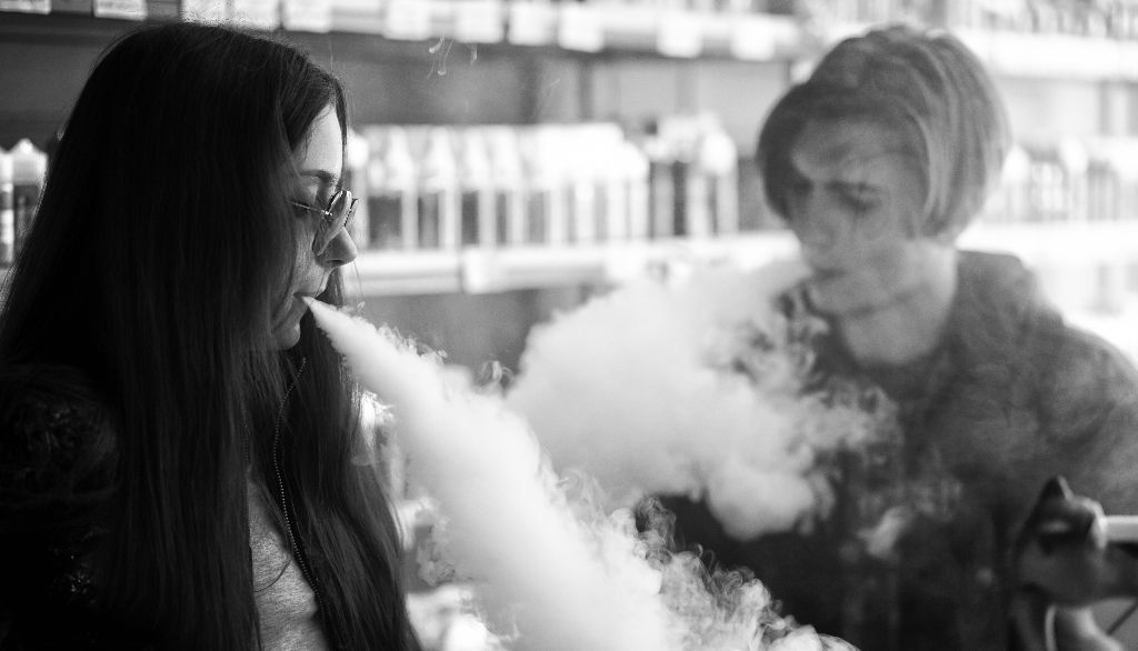 <p>En 2016-2017, 10% des jeunes Canadiens de la fin du secondaire vapotaient régulièrement. La cigarette électronique a gagné du terrain depuis et la situation est devenue très préoccupante, affirme Richard Bélanger.</p>