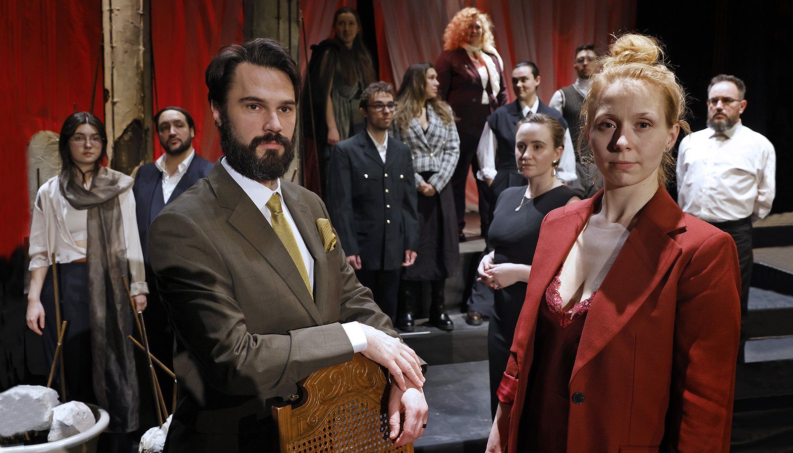 <p>Une partie des étudiantes et des étudiants de la production <i>Le couronnement de Poppée</i> lors de la répétition du 5 mars au Théâtre de la cité universitaire. À l’avant: Jean-Philippe Lavoie, dans le rôle de l’empereur Néron, et Marie-Philippe Bois, dans le rôle de la future impératrice Poppée.</p>