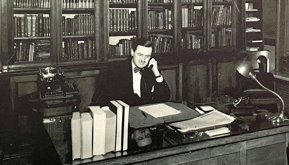 Jean-Charles Bonenfant dans son bureau du Parlement de Québec en 1950. Il était alors directeur adjoint de la Bibliothèque de la législature. Durant cette partie de sa carrière, il est fréquemment consulté par divers intervenants sur la qualité morale d’œuvres littéraires.