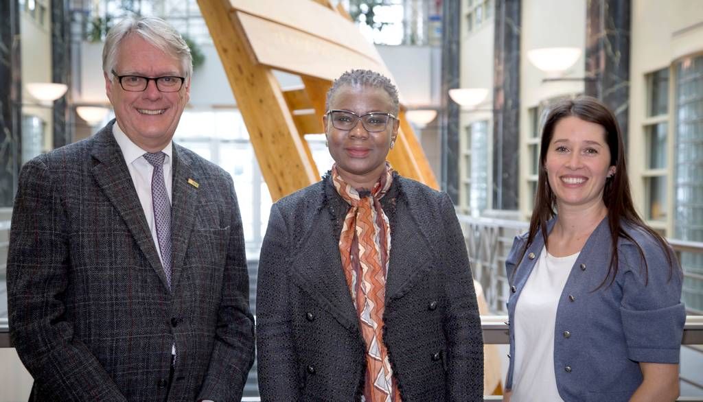 En marge de l’école d’hiver au pavillon La Laurentienne, le 6 mars. Pierre Guimond, ex-diplomate en résidence à l’ÉSÉI, Mariame Fofana, ambassadeure, représentante permanente adjointe du Burkina Faso auprès des Nations unies, Vanessa Bilodeau, conseillère en affaires internationales au MRIF.