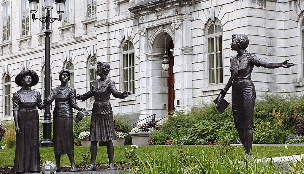 <p>Le 5 décembre 2012 à Québec, le président de l’Assemblée nationale du Québec a dévoilé le monument en hommage aux femmes en politique, érigé sur les terrains de l’hôtel du Parlement. Le monument, œuvre du sculpteur Jules Lasalle, trace une ligne de temps entre les suffragettes Idola Saint-Jean, Marie Lacoste Gérin-Lajoie et Thérèse Forget Casgrain, et la première femme élue à ce qui s’appelait alors l’Assemblée législative du Québec, Marie-Claire Kirkland-Casgrain. Les trois premières pionnières ont milité pour le droit de vote et d’éligibilité des femmes. Quant à Marie-Claire Kirkland-Casgrain, elle a été la première femme à occuper des fonctions ministérielles au Québec. C’était en 1962.</p>