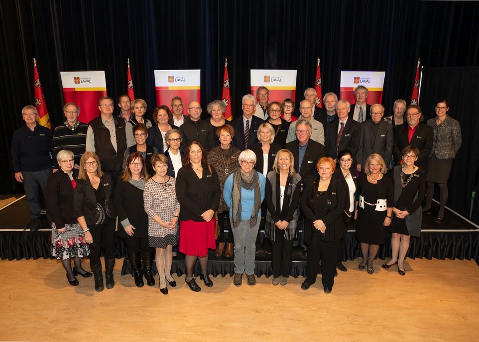 Les membres du personnel de l'Université retraités depuis 2016 accompagnés de Sophie D'Amours, rectrice (deuxième rangée, à droite), et de Lyne Bouchard, vice-rectrice aux ressources humaines (première rangée, à gauche).