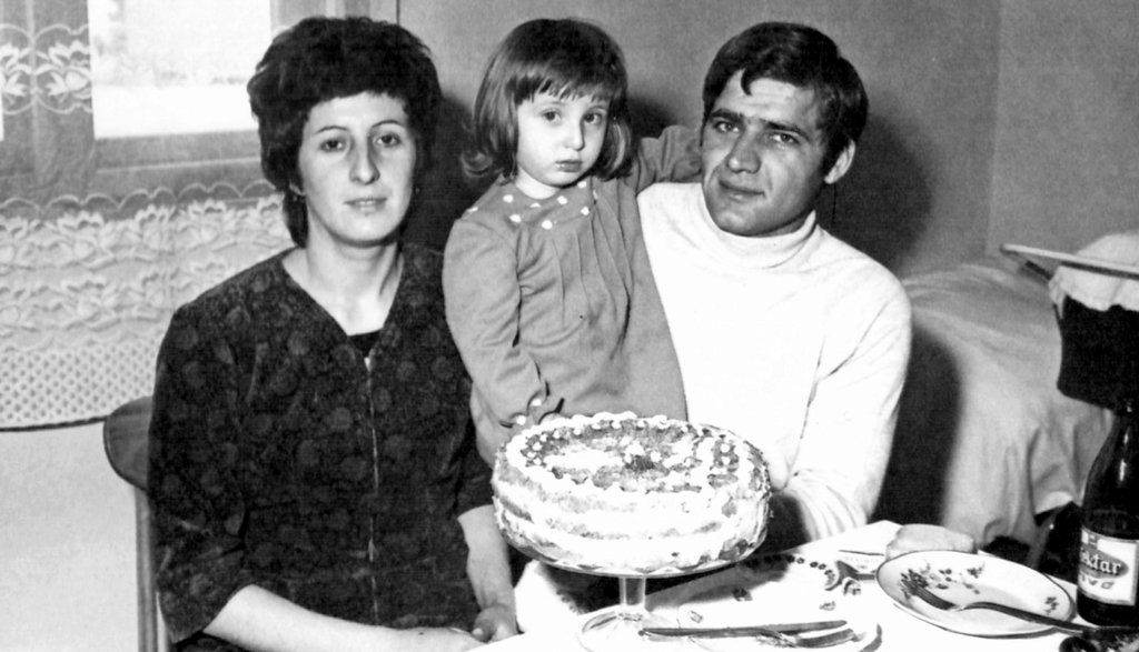 <p>La petite Ljiljana entourée de ses parents, dans la maison familiale à Banja Luka, en 1975.</p>