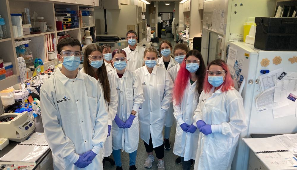 Le 3 octobre 2022, des élèves de l’école Bon-Pasteur ont visité le Laboratoire sur l’auto-immunité grâce au programme Chercheur d’un jour.