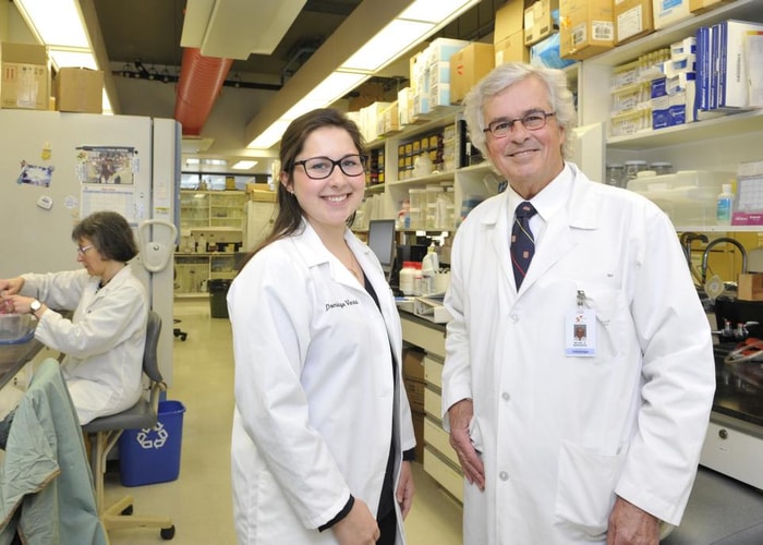 Si Dominique Vandal a décidé de se lancer dans des études en médecine, c'est en grande partie grâce à une initiative mise sur pied il y a vingt ans par le professeur Michel G. Bergeron. Le programme «Chercheur-e d'un jour» permet aux élèves des écoles secondaires de visiter les laboratoires du Centre de recherche en infectiologie. En plus d'échanger avec les chercheurs, ils peuvent manipuler des équipements de recherche et discuter des possibilités de carrière dans le milieu scientifique.