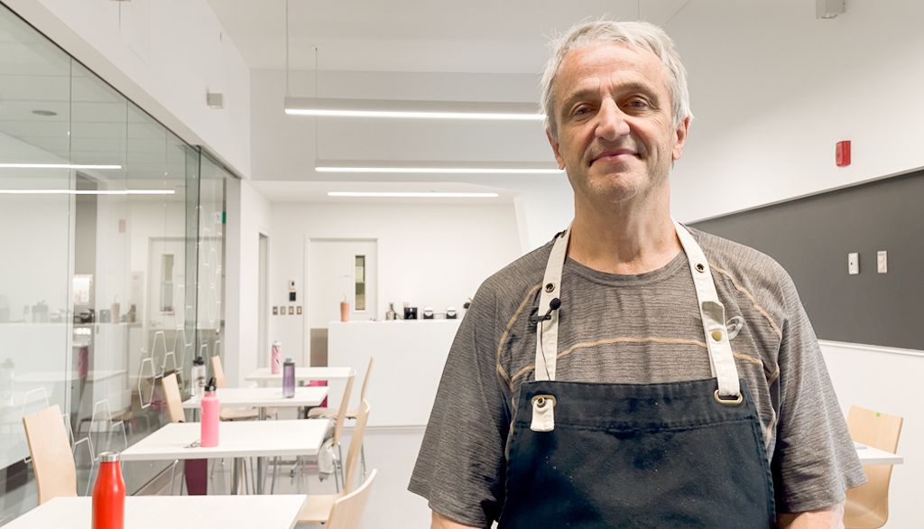 <p>Le chef de réputation internationale, Jean Soulard, enseigne aux jeunes du camp Aliment'Terre chaque été, depuis 7 ans.</p>