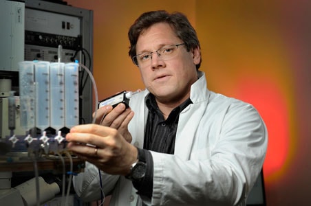 Yves De Koninck, chercheur à l'Institut universitaire en santé mentale de Québec, et son équipe ont solutionné le paradoxe de la morphine.