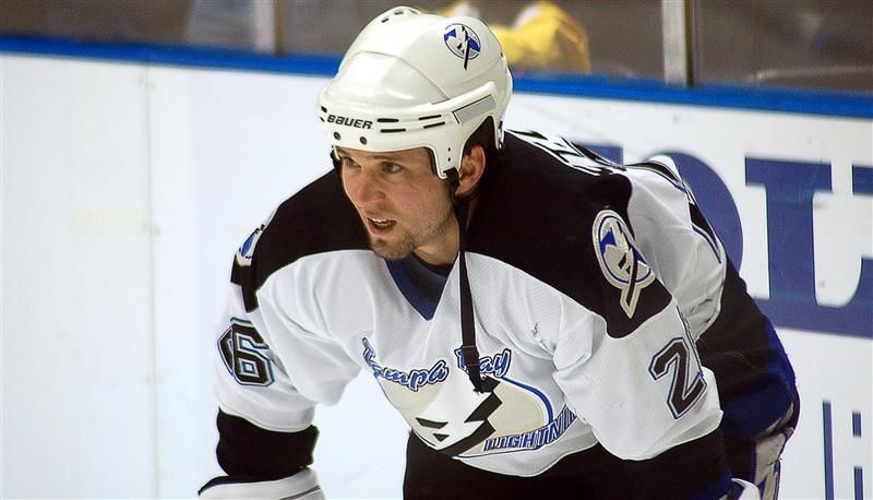 Repérer les jeunes talents prometteurs est un exercice périlleux, comme l'illustre le cas de Martin St-Louis. En 15 saisons dans la Ligue nationale de hockey, St-Louis a amassé plus de 1100 points, récoltant au passage deux trophées Art-Ross remis au meilleur pointeur. Aucune équipe ne l'avait repêché au terme de sa carrière universitaire.