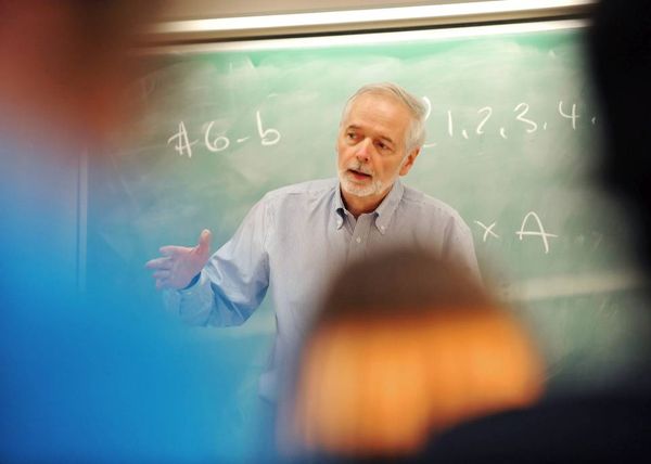 <p>Professeur au Département de mathématiques et de statistique depuis plus de 40 ans, Bernard R. Hodgson enseigne à des étudiants de divers programmes. Si plusieurs se destinent à une carrière en mathématiques, la plupart d'entre eux sont de futurs enseignants. </p>