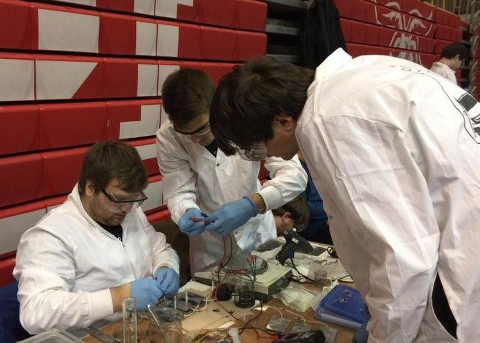 À cinq minutes du deuxième essai, le voltage du véhicule de l'Université Laval a chuté au point mort. Trois piles avaient cessé de fonctionner, le voltage total était à zéro. Les étudiants ont ouvert le véhicule, puis ils ont démonté, nettoyé et remonté les piles. Le tout en moins de quatre minutes.