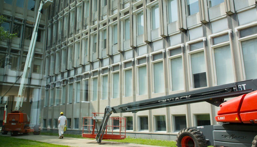 <p>Le pavillon Charles-De Koninck fait partie des bâtiments sur le campus à faire l'objet d'améliorations. Ces jours-ci, des ouvriers effectuent diverses réparations dans les fondations et sur la façade.</p>