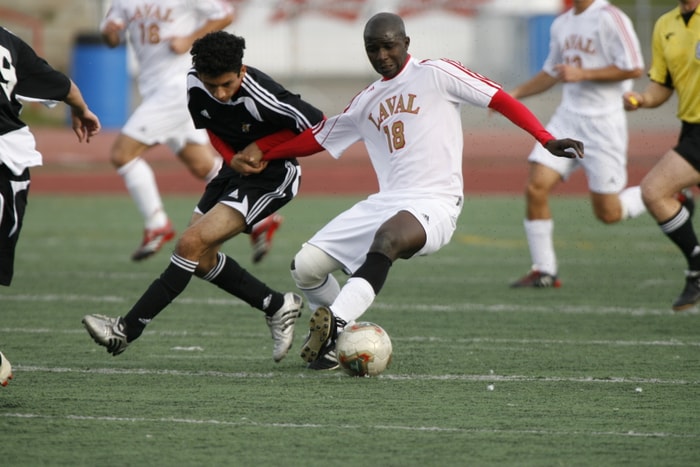 <p>Joueur universitaire par excellence au Québec et membre des équipes étoiles canadienne et québécoise sont au nombre des honneurs décernés à l’attaquant burkinabé du Rouge et Or.</p>