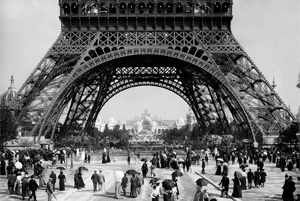 L'Exposition universelle de 1900. Derrière la tour Eiffel, le Pavillon de l'électricité.