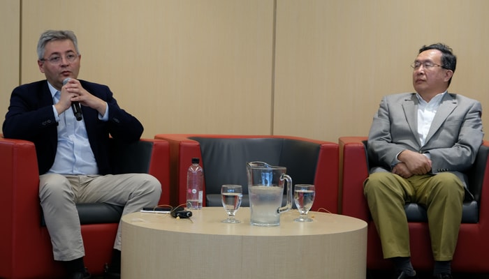 <p>Filipe Da Silva, vice-président principal et chef de la direction financière chez Alimentation Couche-Tard, en compagnie du professeur Su</p>