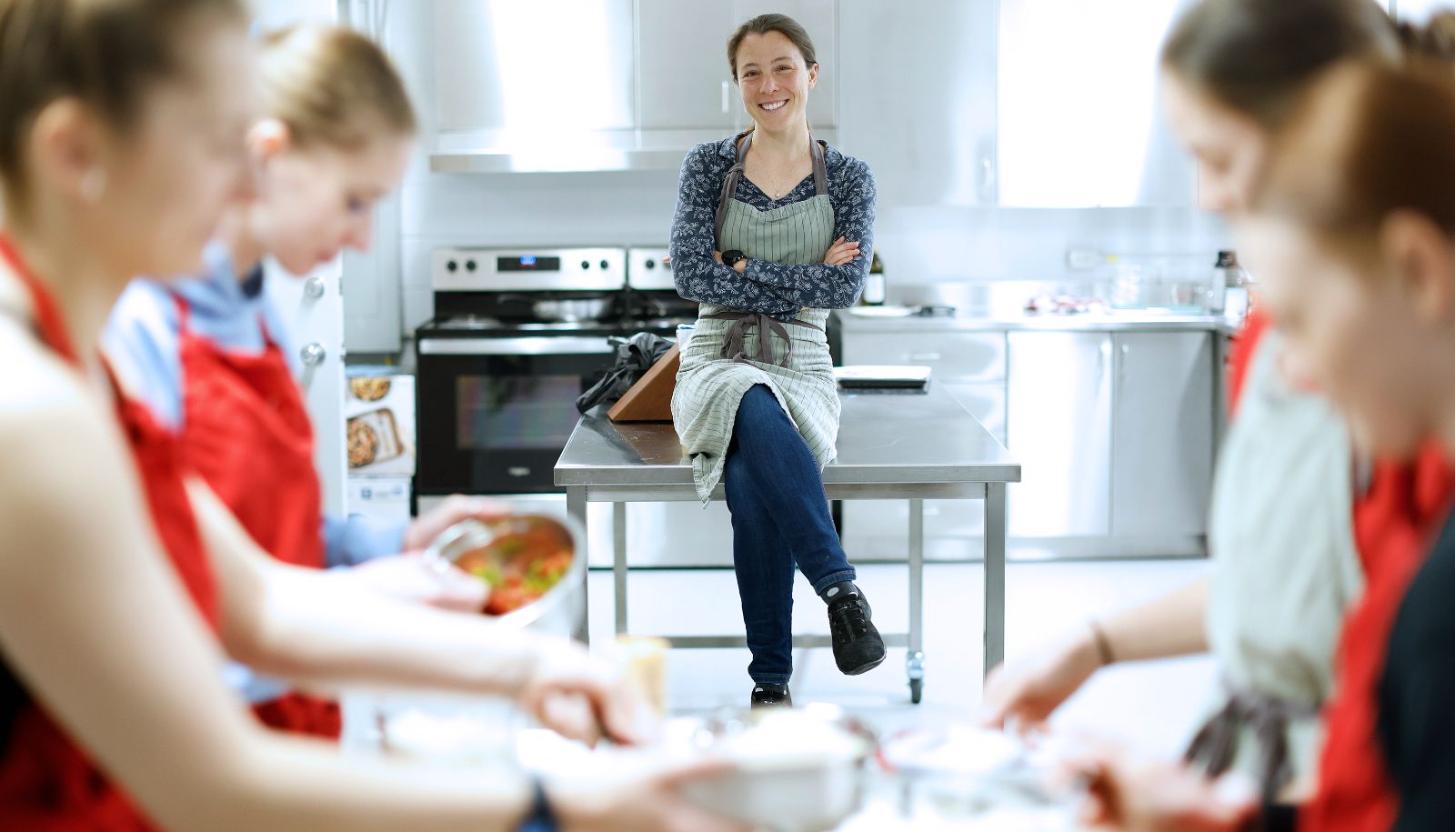 <p>Isabelle Morin chapeaute les ateliers culinaires offerts aux étudiants-athlètes.</p>