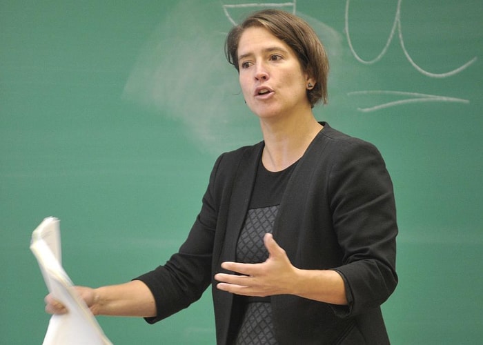 Pour Fannie Lafontaine, ses étudiants ont le potentiel d'être des acteurs de changement dans la société. Par ses cours, elle espère leur transmettre sa vision de la justice et de l'égalité.