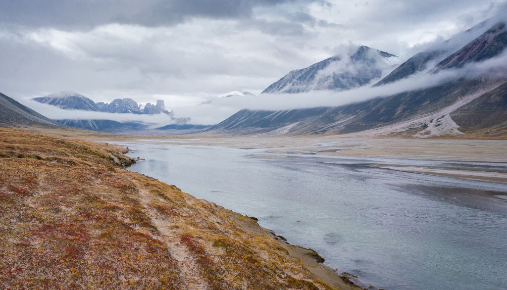 <p>Le débit des rivières arctiques, comme la rivière Owl située dans le parc national Auyuittuq sur l'île de Baffin, pourrait révéler l'état du pergélisol dans tout leur bassin versant.</p>