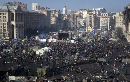 <p>Place de l'Indépendance à Kiev le 21 février. De nombreux citoyens révoltés par le rejet du traité avec l'Union européenne ont manifesté en faveur d'une Ukraine ancrée en Europe. Quelques jours plus tard débutaient les tensions en Crimée et les manoeuvres militaires russes à la frontière de l'Ukraine. </p>