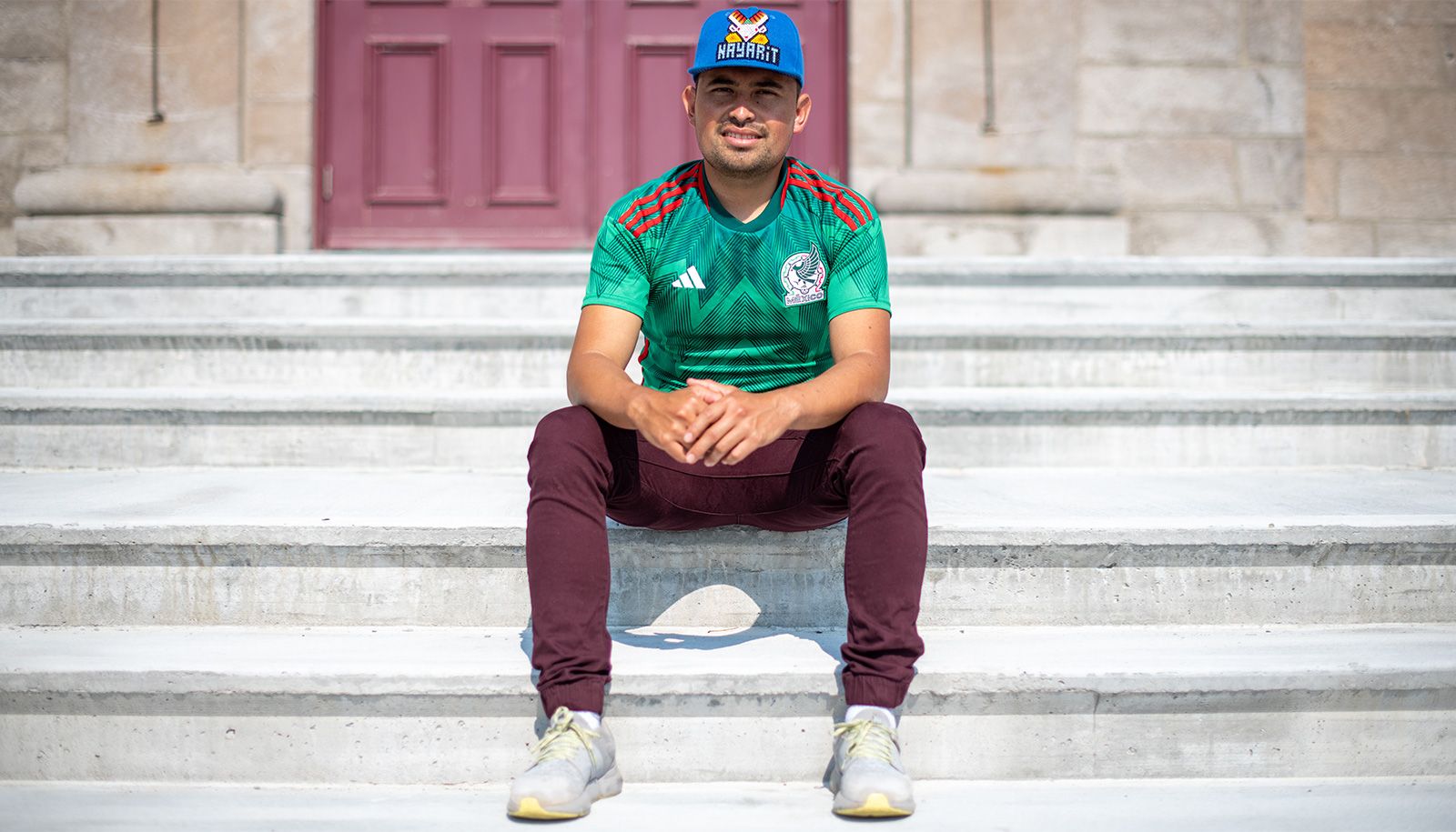 <p>Enrique, un travailleur mexicain, travaille au Canada depuis deux ans. Il est ici photographié sur le parvis de l’église de la municipalité de Saint-Laurent, à l’île d’Orléans. De nombreux travailleurs agricoles migrants sur l’île sont chrétiens et croyants, principalement catholiques. Plusieurs d’entre eux participent à des offices du dimanche sur l’île.</p>
