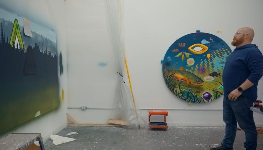 Le peintre Dan Brault dans son atelier.