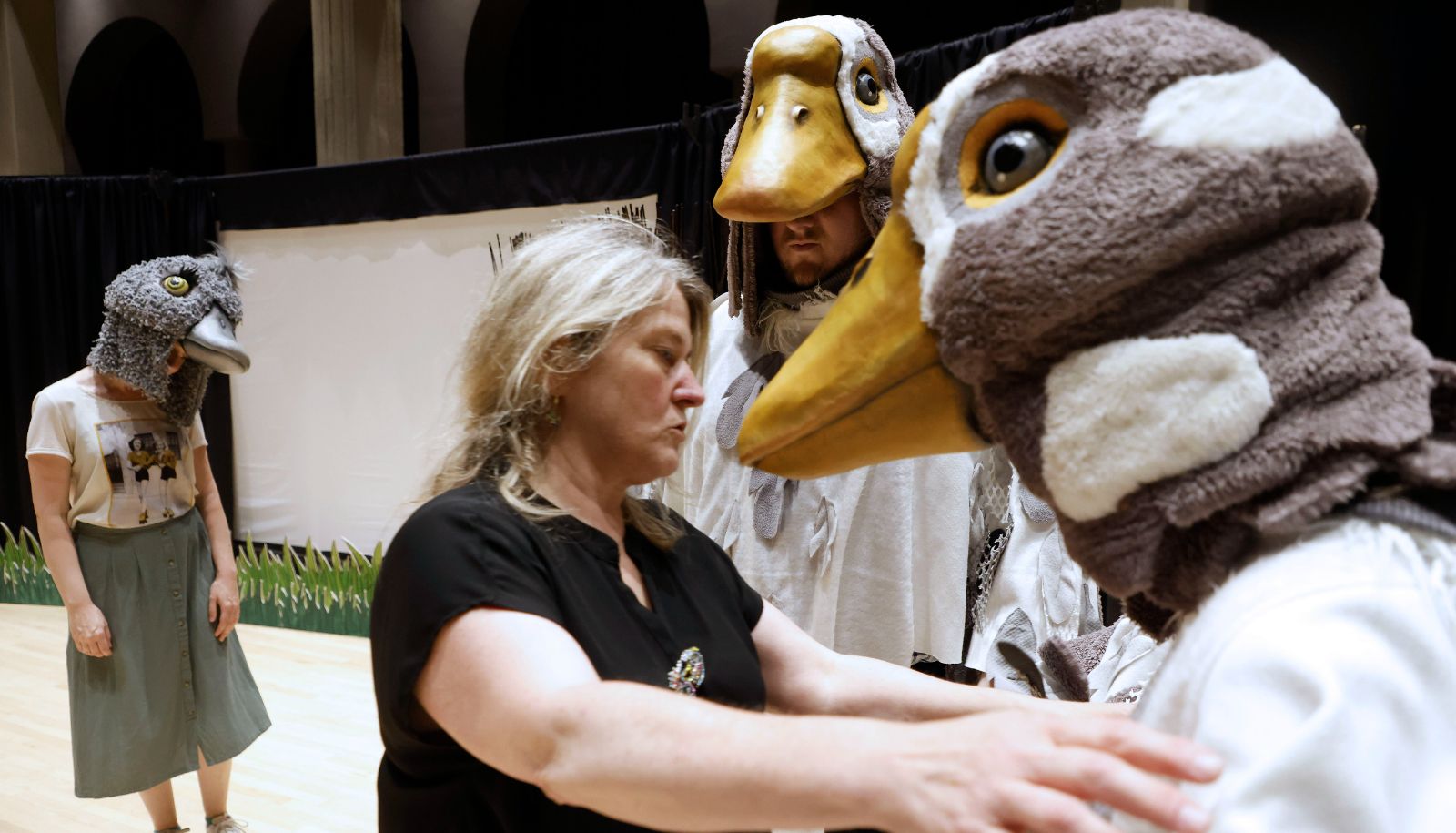 <p>Ajustement de Sophie Martel, aux costumes et aux accessoires, dans la mise en scène de l'opéra ludique <i>Le vilain petit canard</i>, durant une pratique le 17 juillet.</p>