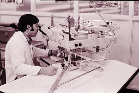 2 décembre 1971. Le Fil publie un texte rappelant que l'Université Laval est la première université d'Amérique du Nord où la photogrammétrie est élevée au niveau d'un département. Cette science, précise l'article, applique la photographie à la mesure de tout objet, de l'infiniment grand à l'infiniment petit. Sur la photo, un chercheur utilise un stéréo restituteur permettant de produire une carte à partir d'une photo aérienne. La photogrammétrie est toujours enseignée à l'Université, mais les cours sont intégrés aux programmes du Département des sciences géomatiques.