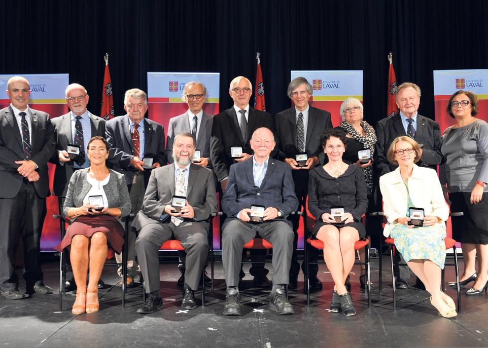 Les nouveaux professeurs émérites, entourés du vice-recteur exécutif et au développement, Éric Bauce, et de la vice-rectrice adjointe aux ressources humaines, Nancy Chamberland, présentent leur médaille.