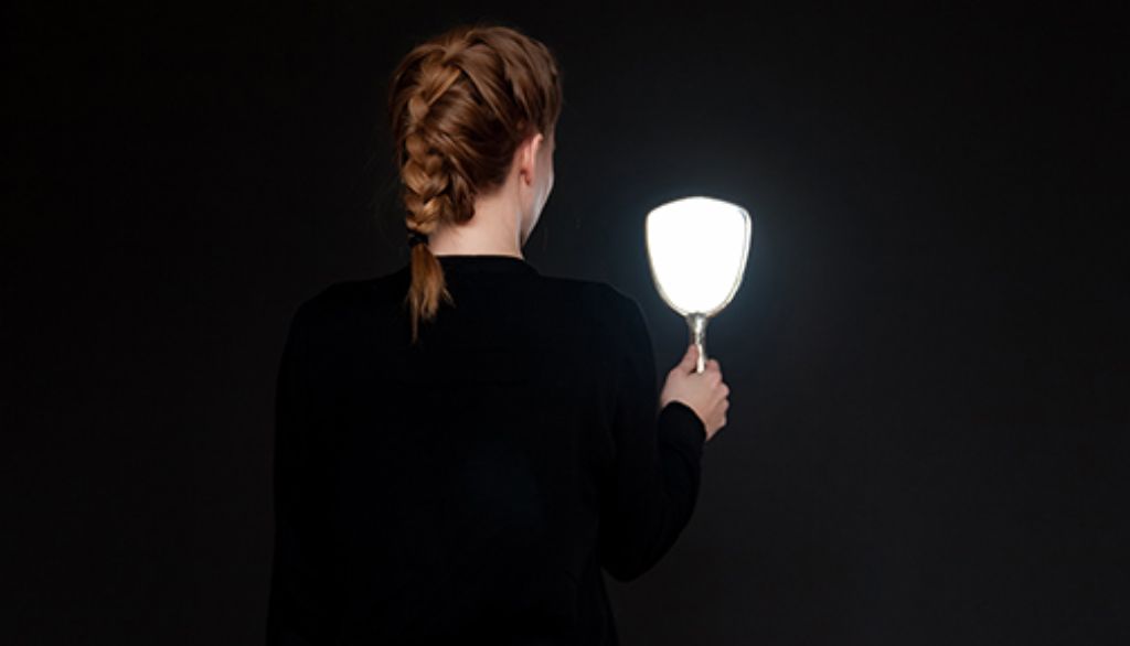 Cette œuvre de Laurence Dauphinais intitulée Autoportrait fera partie de l'exposition Éclipse: obscurcir, révéler, la première de l'automne 2020 à être présentée à la salle d'exposition du pavillon Alphonse-Desjardins.