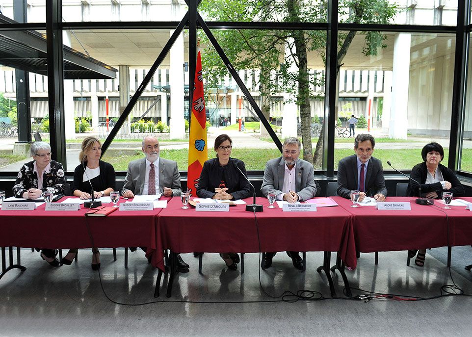 Les membres de la direction ont rencontré les représentants de la presse le 31 août. De gauche à droite sur la photo: Lyne Bouchard, vice-rectrice aux ressources humaines, Eugénie Brouillet, vice-rectrice à la recherche, à la création et à l’innovation, Robert Beauregard, vice-recteur exécutif et vice-recteur aux études et aux affaires étudiantes, Sophie D’Amours, rectrice, Rénald Bergeron, vice-recteur aux affaires externes, internationales et à la santé, André Darveau, vice-recteur à l’administration, et Monique Richer, secrétaire générale.