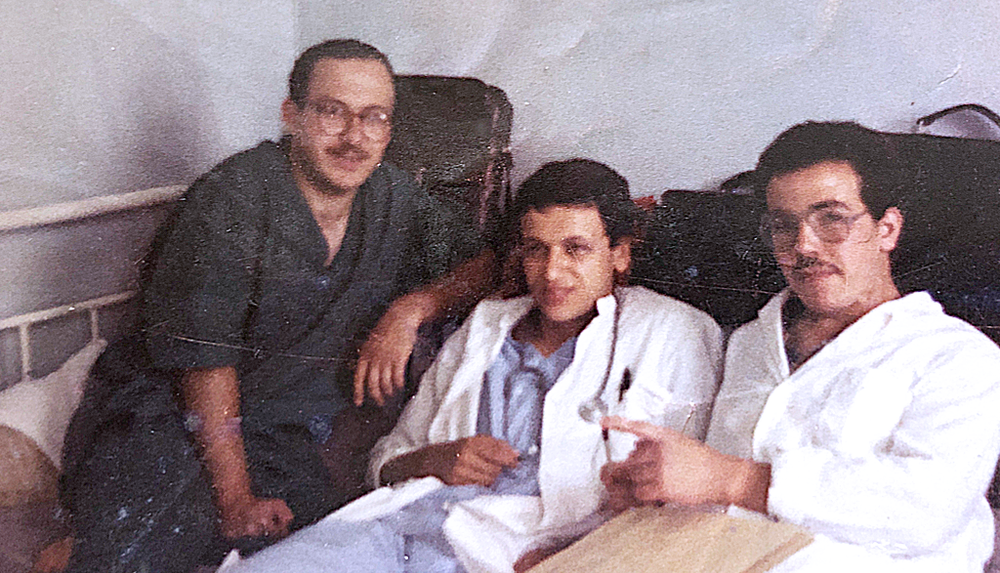 <p>Au centre, lors de son internat de médecine, en Algérie, en 1987.</p>