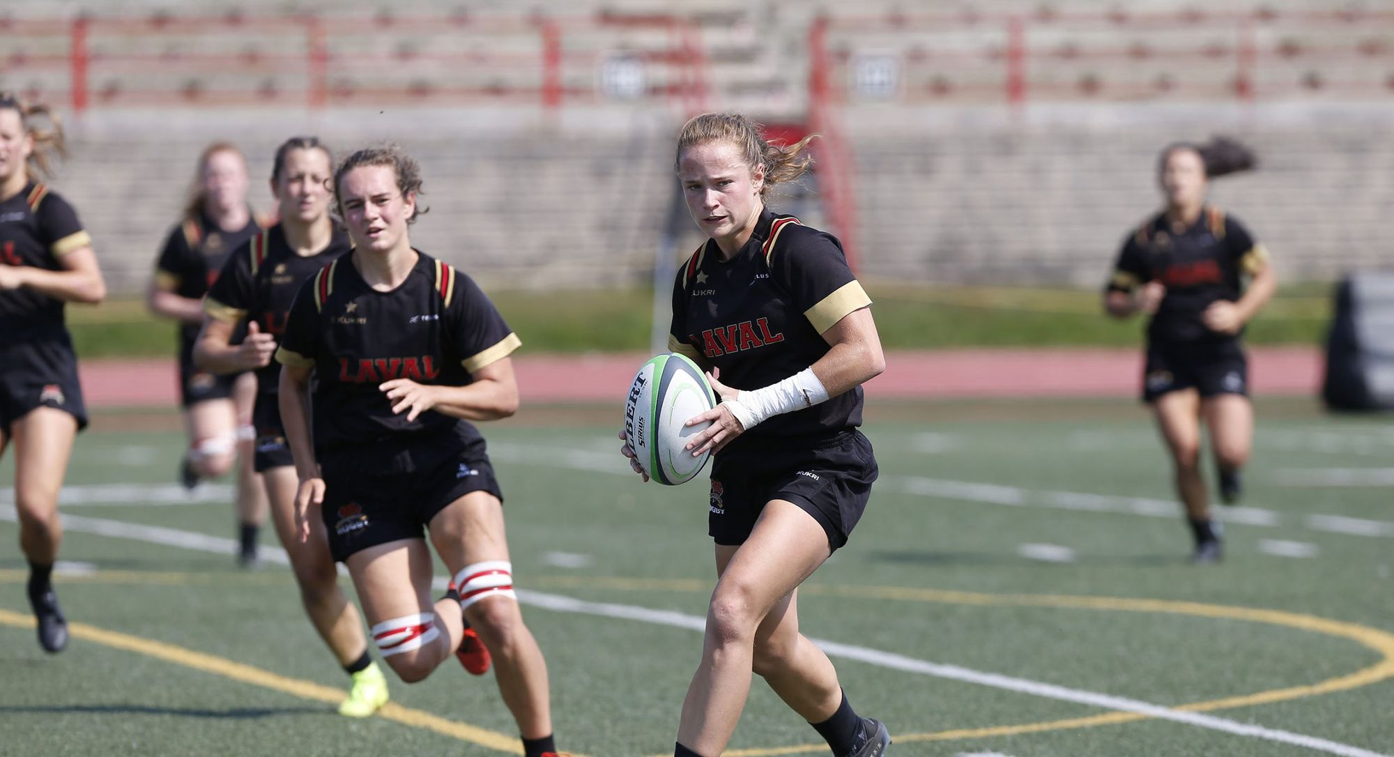 L'équipe féminine de rugby Rouge et Or.