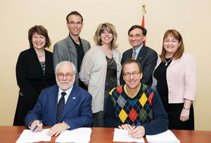 Lyne Gravel, porte-parole et représentante syndicale CSQ, André Boutet, responsable de formation pratique, Isabelle Vincent, chargée d'enseignement en médecine, Claude Paradis, porte-parole et vice-recteur adjoint aux ressources humaines, Diane Crépin, adjointe au vice-recteur aux ressources humaines, Michel Beauchamp, vice-recteur aux ressources humaines, Alain Fortier, président du SRFPUL.