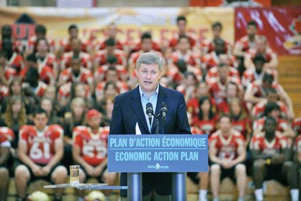 Le premier ministre Stephen Harper, dans le grand gymnase du PEPS, le 27 août, avec l'équipe du Rouge et Or football.
