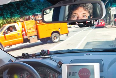 Une voiture expérimentale, munie de caméras surveillant le conducteur et les alentours du véhicule, a permis d'évaluer l'impact d'une activité secondaire sur le comportement au volant.