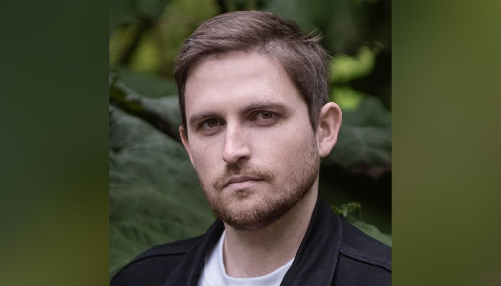 <p>Né à Durban, en Afrique du Sud, Nick Mulgrew est étudiant au doctorat en littérature à l'Université de Dundee, en Écosse, en plus d'être éditeur et poète.</p>
