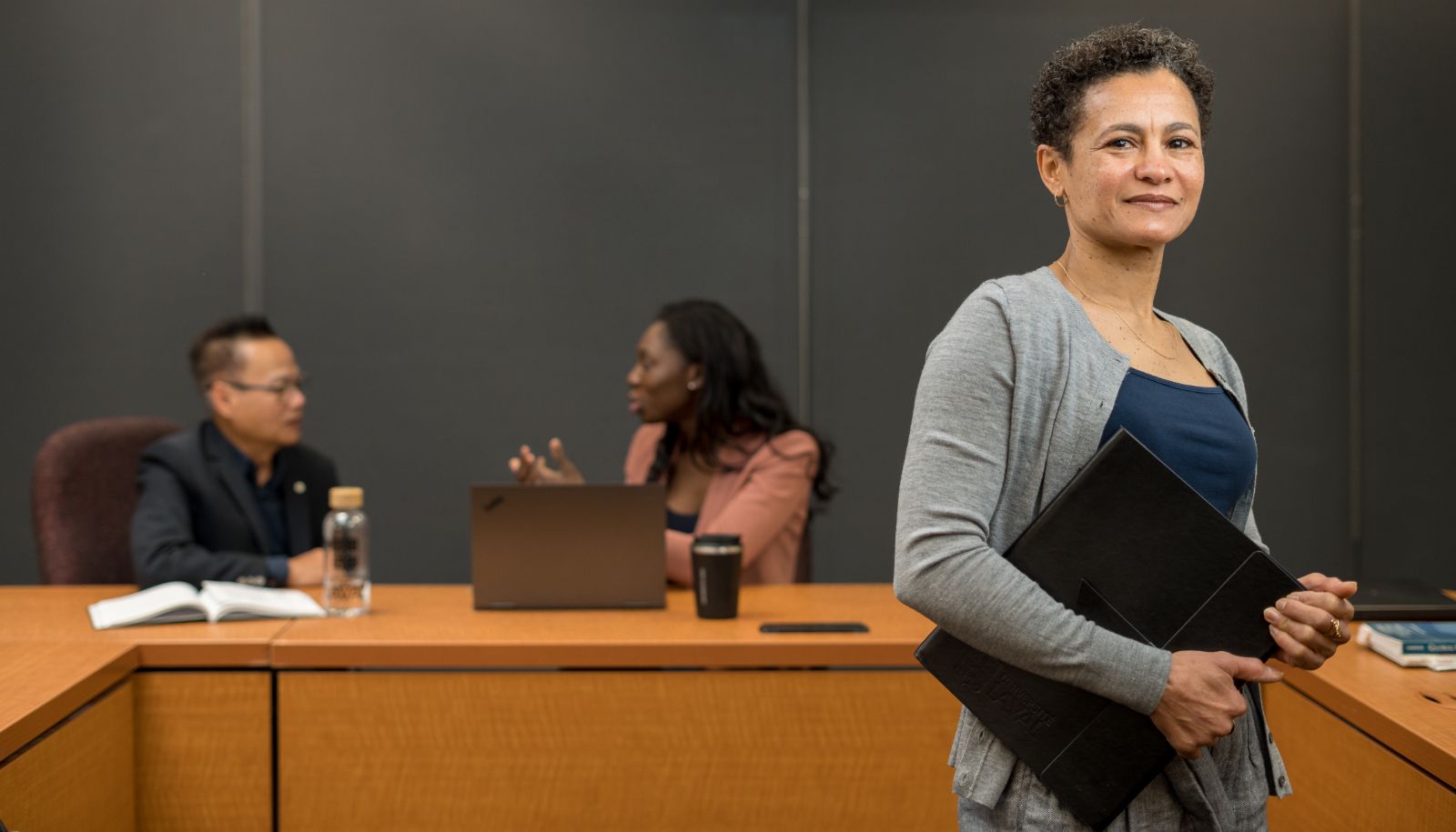 L'un des cinq principes directeurs concerne la primauté de la relation humaine dans l'usage des outils d'IA générative, puisque l'Université considère que cette relation doit demeurer au cœur de la relation pédagogique.