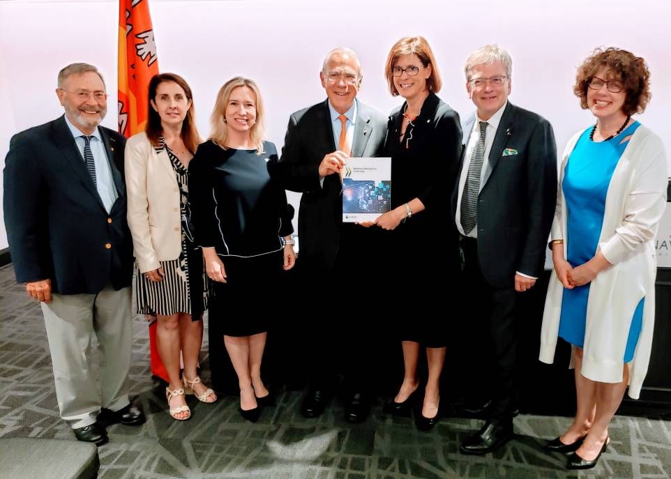 Étaient présents lors de la signature de l'entente de collaboration: Rénald Bergeron, vice-recteur aux affaires externes, internationales et à la santé, Lyse Langlois, directrice générale de l'Observatoire international sur les impacts sociétaux de l'intelligence artificielle et du numérique, Eugénie Brouillet, vice-rectrice à la recherche, à la création et à l'innovation, Ángel Gurría, secrétaire général de l'OCDE, Sophie D'Amours, rectrice de l'Université Laval, Rémi Quirion, scientifique en chef du Québec, et Marie-Josée Blais, sous-ministre adjointe secteur de la Science et de l'innovation, au ministère de l'Économie et de l'Innovation.
