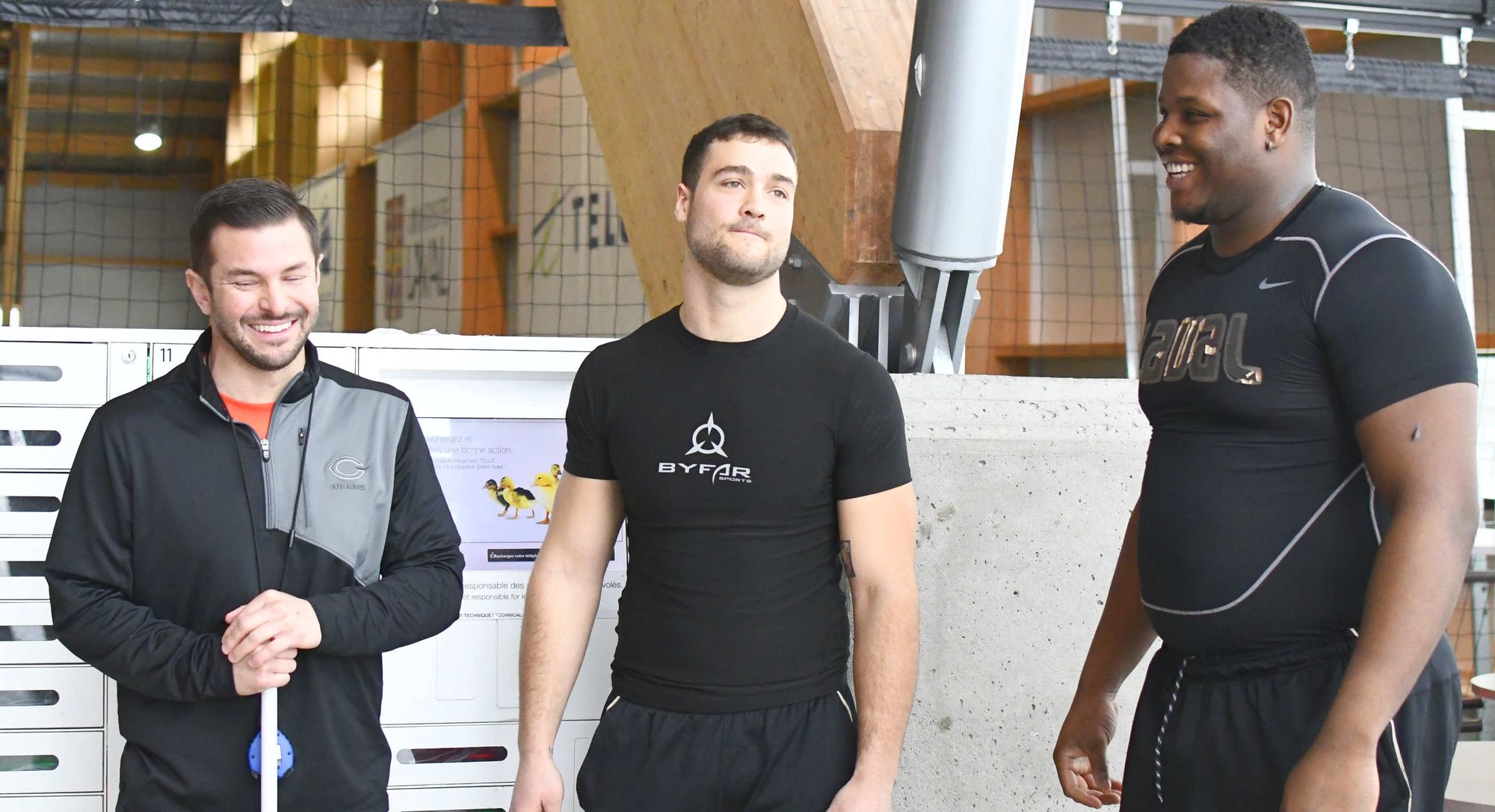 Le recruteur Brad Obee, des Bears de Chicago, accompagné du bloqueur Kétel Assé et du secondeur hybride Adam Auclair, tous deux du Rouge et Or de l'Université Laval.