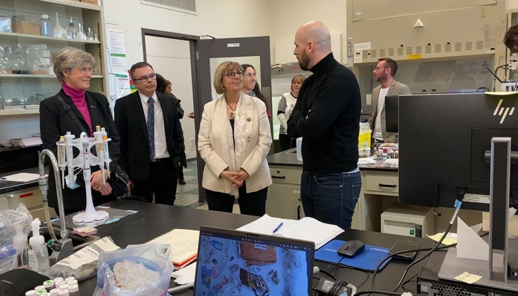 <p>La ministre Retailleau s'est entretenue avec des membres de l'équipe de l'Unité mixte de recherche Takuvik lors de la visite de ses laboratoires en matinée.</p>