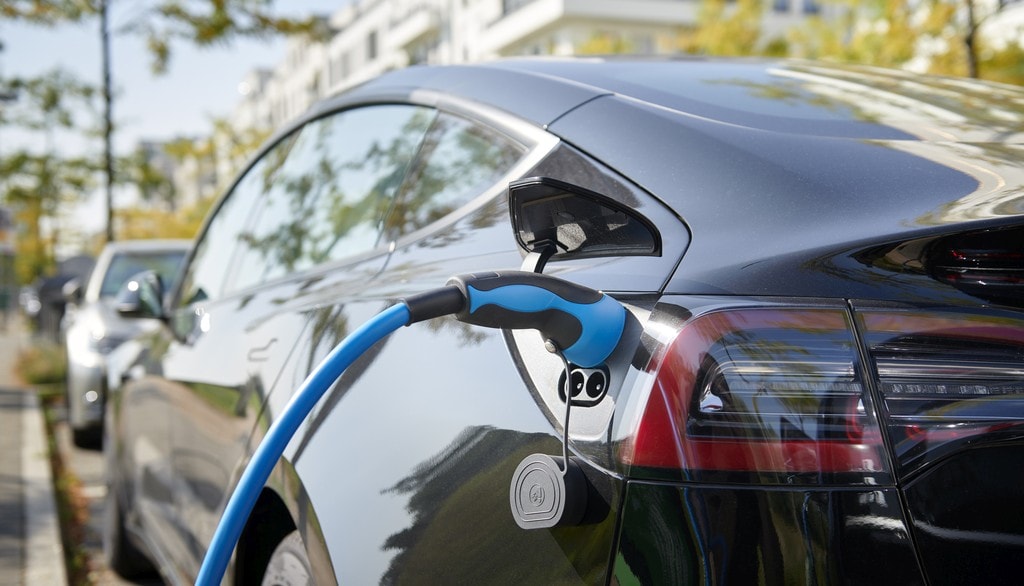 Depuis 1990
au Québec, le secteur résidentiel a réduit de 50% sa consommation de
combustibles fossiles. Depuis la même année, le secteur industriel affiche une
réduction de plus de 20%. Mais au cours de cette période, le secteur du
transport a connu une croissance soutenue de la consommation de pétrole due,
entre autres, à l’étalement urbain et à la popularité des véhicules utilitaires
sport.