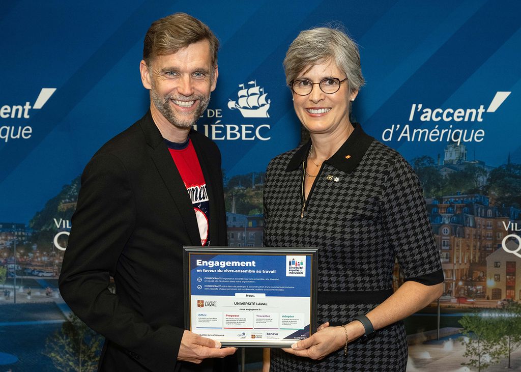 Le maire Bruno Marchand en compagnie de la rectrice Sophie D’Amours, lors de la remise des certificats d’engagement aux entreprises et aux services ambassadeurs, en marge de la conférence de presse du 13 septembre.