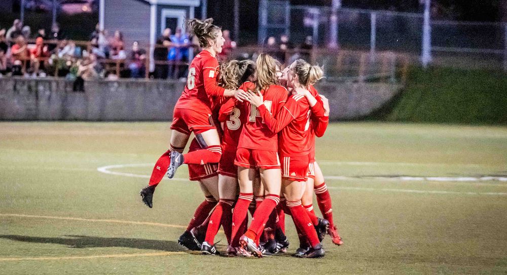 L'équipe féminine de soccer Rouge et Or célèbre après avoir marqué un but. 