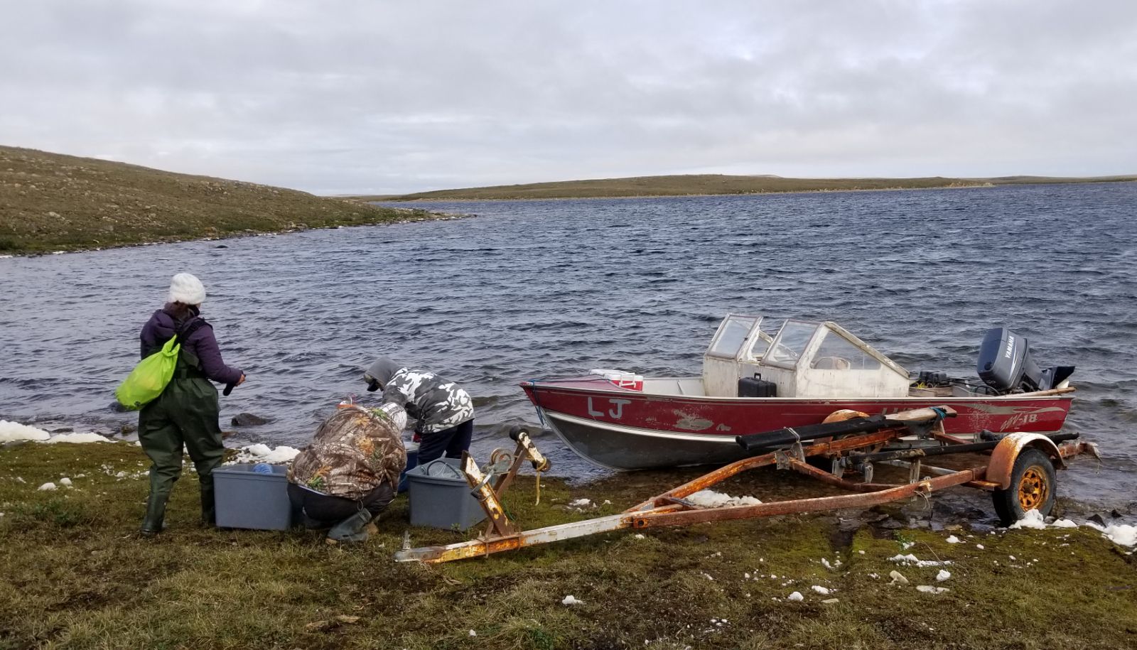 <p>Avant de partir pêcher, Flora et son équipe devaient préparer le bateau du guide inuit Jimmy, surnommé Little Jimmy par la communauté, au lac Greiner près de Cambridge Bay.</p>