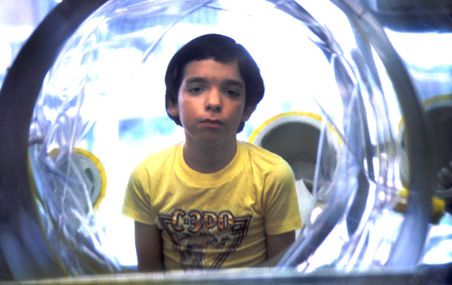 L'Américain David Vetter, surnommé Bubble Boy, a dû passer sa vie dans un environnement stérile à cause d'une déficience immunitaire héréditaire. Il est décédé en 1984 à l'âge de 12 ans. Aujourd'hui, la thérapie génique offre de nouveaux espoirs aux enfants-bulles.